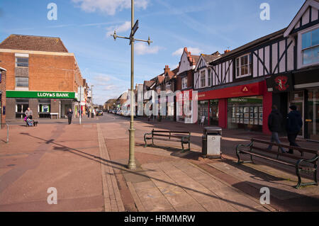 La rue principale du centre-ville de Horley Surrey England UK Banque D'Images