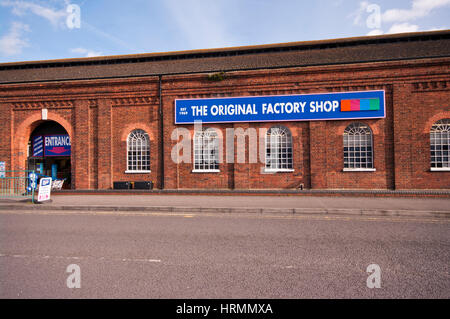 À l'extérieur extérieur/entrée de la boutique d'usine Horley Surrey England UK Banque D'Images