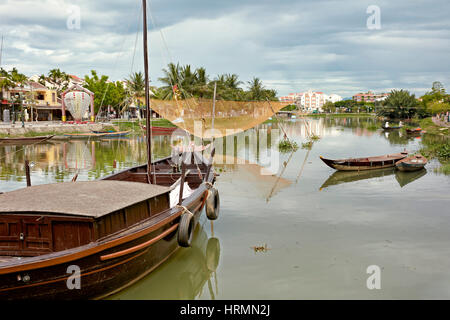 Les bateaux traditionnels sur la rivière Thu Bon. L'ancienne ville de Hoi An, Quang Nam Province, Vietnam. Banque D'Images