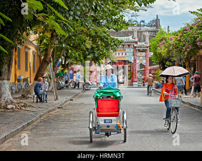 Scène de rue à l'ancienne ville de Hoi An. Province de Quang Nam, Vietnam. Banque D'Images