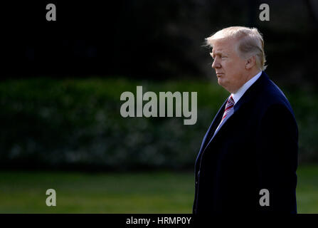 Washington, DC, USA. 2e Mar, 2017. Le Président des Etats-Unis, Donald J. Trump s'approche d'une Marine de quitter la Maison Blanche en route vers Langley Air Force Base le 2 mars 2017 à Washington, DC. Credit : MediaPunch Inc/Alamy Live News Banque D'Images