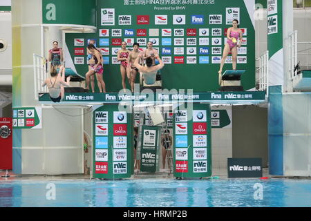 Beijing, Chine. 2e Mar, 2017. Les plongeurs reçoivent une formation en vue de la prochaine série mondiale FINA 2017 à Beijing, le 2 mars 2017. Crédit : SIPA Asie/ZUMA/Alamy Fil Live News Banque D'Images