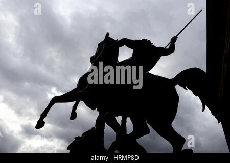 Berlin, Allemagne. Feb 25, 2017. Le lion figher statue par Albert Wolff (1815-1892) peut être vu en face de sombres nuages à l'ancien musée de Berlin, Allemagne, 25 février 2017. Photo : Maurizio Gambarini/dpa/Alamy Live News Banque D'Images