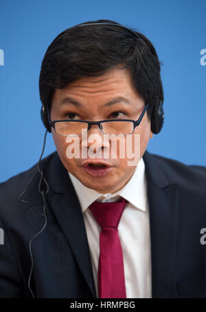 Berlin, Allemagne. Feb 27, 2017. Ricardo Sunga du Groupe de travail de l'ONU d'Experts sur les personnes d'ascendance africaine présente les points de vue sur la situation des droits de l'homme dans Gemrany au cours d'une conférence de presse à Berlin, Allemagne, 27 février 2017. Photo : Bernd von Jutrczenka/dpa/Alamy Live News Banque D'Images