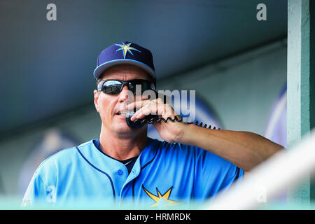 Fort Myers, Floride, USA. 2e Mar, 2017. Vous VRAGOVIC | fois.Rays de Tampa Bay l'entraîneur des lanceurs Jim Hickey (48) effectue un appel à l'enclos pendant le match entre les Red Sox de Boston et les Rays de Tampa Bay à jetBlue Park à Fort Myers, Floride, le mercredi 2 mars 2017. Les Red Sox de Boston a battu les Rays de Tampa Bay 19-2. Credit : Vragovic/Tampa Bay Times/ZUMA/Alamy Fil Live News Banque D'Images