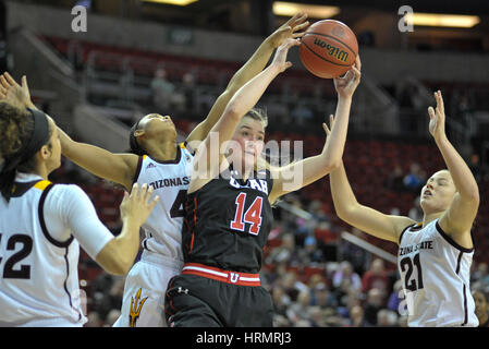 Seattle, WA, USA. 2e Mar, 2017. Paige avant Crozon (14) abat un rebond contre défenseurs ASU Sophie Brunner (21) et Kianna Ibis (42) au cours d'un CIP12 tournoi femmes match entre les Utah Utes et l'Arizona State Sun Devils. Le jeu a été joué à Key Arena de Seattle, WA. Jeff Halstead/CSM/Alamy Live News Banque D'Images