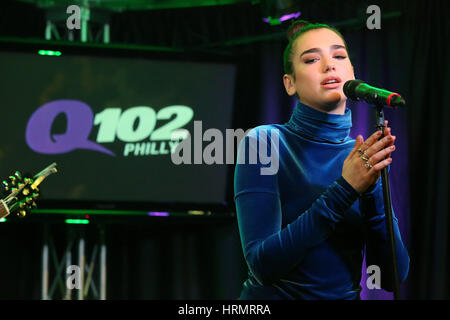 Bala Cynwyd, PA, USA. 2e Mar, 2017. Dua visites Lipa Q102 à Bala Cynwyd, PA, le 2 mars 2017 Crédit : Star Shooter/media/Alamy Punch Live News Banque D'Images