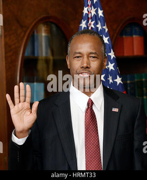 Washington DC, USA. 2 mars, 2017. Le Dr Ben Carson est assermenté pour être secrétaire du logement et du développement urbain le 2 mars 2017 à Washington, DC. Crédit : Olivier Douliery/Piscine/MediaPunch /CNP via Alamy Live News Banque D'Images