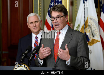 Washington DC, USA. 2 mars, 2017. L'ancien gouverneur Rick Perry (républicain du Texas), droit, fait de commentaires après avoir été assermenté à être secrétaire de l'énergie par le Vice-président américain Mike Pence, à gauche, le 2 mars 2017 à Washington, DC. Crédit : Olivier Douliery/Piscine/MediaPunch /CNP via Alamy Live News Banque D'Images