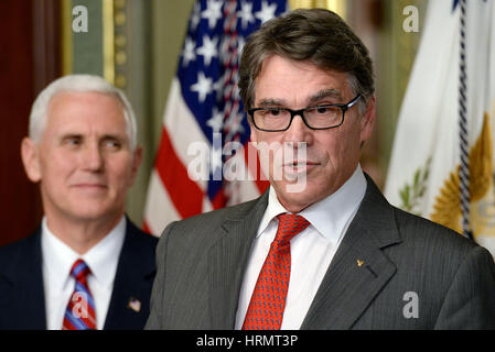 Washington DC, USA. 2 mars, 2017. L'ancien gouverneur Rick Perry (républicain du Texas), droit, fait de commentaires après avoir été assermenté à être secrétaire de l'énergie par le Vice-président américain Mike Pence, à gauche, le 2 mars 2017 à Washington, DC. Crédit : Olivier Douliery/Piscine/MediaPunch /CNP via Alamy Live News Banque D'Images