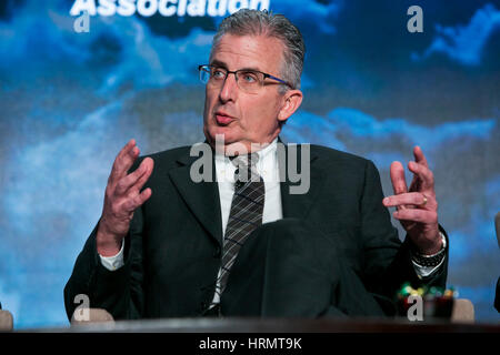 Washington DC, USA. 2 mars 2017. Robert Leduc, président, Pratt & Whitney, prend la parole lors du Sommet mondial de l'Aviation 2017 organisé par la Chambre de Commerce des États-Unis à Washington, D.C. le 2 mars 2017. Credit : Kristoffer Tripplaar/Alamy Live News Banque D'Images