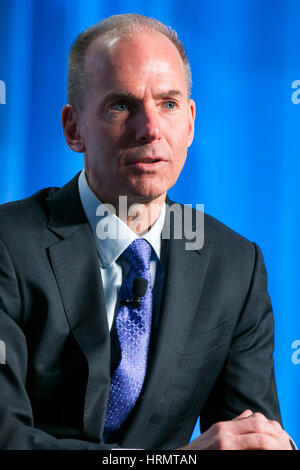 Washington DC, USA. 2 mars 2017. Dennis Muilenburg, Président du Conseil, président et chef de la direction, la société Boeing, prend la parole lors du Sommet mondial de l'Aviation 2017 organisé par la Chambre de Commerce des États-Unis à Washington, D.C., le 2 mars 2017. Credit : Kristoffer Tripplaar/Alamy Live News Banque D'Images