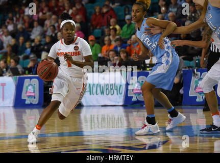 CONWAY, SC - 02 mars : Syracuse garde Orange Alexis Peterson (1) entraîne la voie pendant le match entre le North Carolina Tarheels et le Syracuse Orange dans la CAC tournoi femmes le 2 mars 2017 à HTC Centre à Conway, SC. William Howard/CSM Banque D'Images