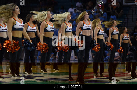 CONWAY, SC - 02 mars : l'Orange de Syracuse cheerleaders effectuer pendant le jeu entre le North Carolina Tarheels et le Syracuse Orange dans la CAC tournoi femmes le 2 mars 2017 à HTC Centre à Conway, SC. William Howard/CSM Banque D'Images
