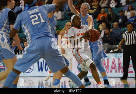 CONWAY, SC - 02 mars : Syracuse garde Orange Alexis Peterson (1) disques durs au panier pendant le match entre le North Carolina Tarheels et le Syracuse Orange dans la CAC tournoi femmes le 2 mars 2017 à HTC Centre à Conway, SC. William Howard/CSM Banque D'Images