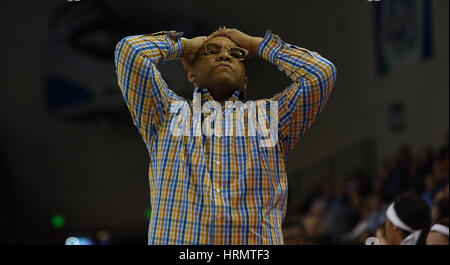 CONWAY, SC - 02 mars : l'entraîneur-chef de l'Orange de Syracuse Quentin Hillsman réagit à un appel au cours du match entre le North Carolina Tarheels et le Syracuse Orange dans la CAC tournoi femmes le 2 mars 2017 à HTC Centre à Conway, SC. William Howard/CSM Banque D'Images