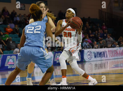 CONWAY, SC - MARS 02 : Orange Syracuse guard Brittney Sykes (20) disques durs au panier pendant le match entre le North Carolina Tarheels et le Syracuse Orange dans la CAC tournoi femmes le 2 mars 2017 à HTC Centre à Conway, SC. William Howard/CSM Banque D'Images