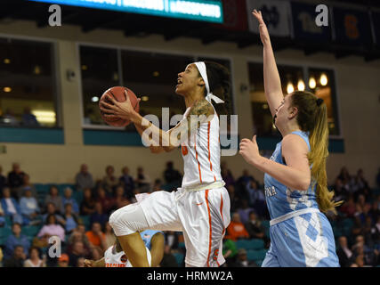 CONWAY, SC - 02 mars : Syracuse Orange centre Briana jour (50) va jusqu'à une pause rapide layup pendant le jeu entre le North Carolina Tarheels et le Syracuse Orange dans la CAC tournoi femmes le 2 mars 2017 à HTC Centre à Conway, SC. William Howard/CSM Banque D'Images