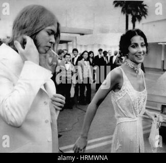 Juin 30, 1975 - Marié - Cher Bono, divorcées vendredi dernier à partir de son chant et la télévision partner Sonny Bono, a été marié Lundi au rock star Gregg Allman, gauche, au cours d'une brève cérémonie effectuée au Caesar's Palace à Las Vegas. Cher et Allman, 27, une chanteuse et auteur-compositeur avec l'Allman Band, ont été emmené dans une limousine, immédiatement après la cérémonie et a refusé de parler avec les journalistes. EDS : Photo prise le 19 mai 1975, à l'Emmy Awards à Los Angeles. (Crédit Image : © Keystone Press Agency/Keystone USA par ZUMAPRESS.com) Banque D'Images