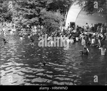 Septembre 15, 1973 - Des milliers d'assister à Concert de rock au Crystal Palace : Des milliers d'amateurs de rock ont assisté à un concert de Rock and Roll tenue aujourd'hui au Crystal Palace Concert bowl. Photo montre un grand nombre d'amateurs de rock se rafraîchir dans un lac en face de la cuvette pendant l'exécution du Beck, Bogert et Appice. (Crédit Image : © Keystone Press Agency/Keystone USA par ZUMAPRESS.com) Banque D'Images