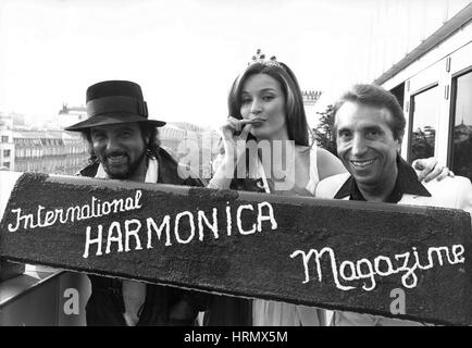 17 septembre, 1980 - avec sa femme Brigitte et chanteur Danyel Gérard (à gauche) en aidant, Albert RAISNER, l'harmoniciste célèbre qui a été la star de la célèbre ''Trio Raisner,'' goûté le plus grand dans le monde de l'harmonica (fait entièrement de chocolat), conçu par un maître chocolatier. L'harmonica de chocolat a été faite pour célébrer la naissance d'un nouveau périodique ''International Harmonica Magazine,'' qui s'affiche en France, en Grande-Bretagne, en Allemagne, aux États-Unis et au Canada. Toute seule, la France compte environ 500 000 joueurs d'harmonica. (Crédit Image : © Keystone Press Agency/Keystone USA via ZUM Banque D'Images