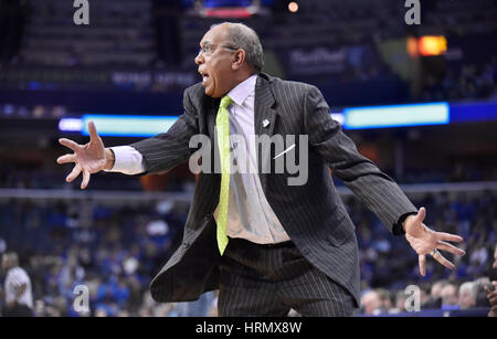 Memphis, TN, USA. 2e Mar, 2017. Memphis coach Tubby Smith réagit à un jeu pendant la seconde moitié d'un jeu de basket-ball universitaire NCAA Tulane contre au FedEx Forum de Memphis, TN. Memphis a remporté 92-70. McAfee Austin/CSM/Alamy Live News Banque D'Images