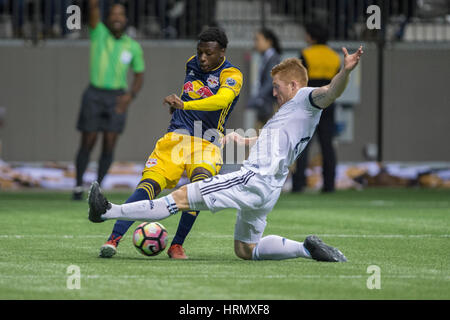 Vancouver, Canada. 2 mars, 2017. Tim Parker (26) des Whitecaps de Vancouver l'arrêt Derrick Etienne (7) de New York Red Bulls d'obtenir un tir au but. Ligue des champions de la Concacaf 2016/17 1/4 de finale entre les Whitecaps de Vancouver et New York Red Bulls, BC Place. Défaites Vancouver New York 2-0, et les avances à la demi-finale.© Gerry Rousseau/Alamy Live News Banque D'Images