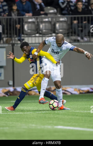 Vancouver, Canada. 2 mars, 2017. Kendall Waston (4) des Whitecaps de Vancouver et Derrick Etienne (7) de New York Red Bulls de se battre pour obtenir la balle. Ligue des champions de la Concacaf 2016/17 1/4 de finale entre les Whitecaps de Vancouver et New York Red Bulls, BC Place. Défaites Vancouver New York 2-0, et les avances à la demi-finale.© Gerry Rousseau/Alamy Live News Banque D'Images