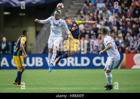 Vancouver, Canada. 2 mars, 2017. Briser le karité (20) des Whitecaps de Vancouver, bat Aaron Long (33) de New York Red Bulls, à la balle. Ligue des champions de la Concacaf 2016/17 1/4 de finale entre les Whitecaps de Vancouver et New York Red Bulls, BC Place. © Gerry Rousseau/Alamy News Banque D'Images