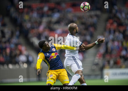 Vancouver, Canada. 2 mars, 2017. Kendall Waston (4) des Whitecaps de Vancouver, et Derrick Etienne (7) de New York Red Bulls en action pour la balle. Ligue des champions de la Concacaf 2016/17 1/4 de finale entre les Whitecaps de Vancouver et New York Red Bulls, BC Place. Défaites Vancouver New York 2-0, et les avances à la demi-finale.© Gerry Rousseau/Alamy Live News Banque D'Images