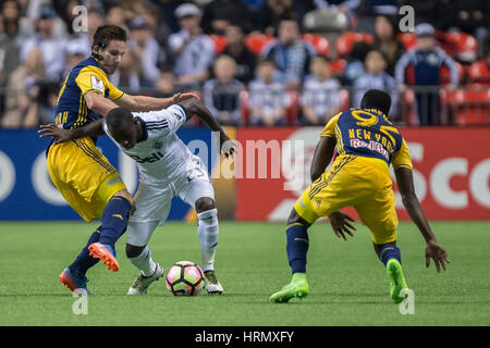 Vancouver, Canada. 2 mars, 2017. Kekuta Manneh (23) des Whitecaps de Vancouver, luttant pour garder la balle loin de Alex Muyl (19) de New York Red Bulls. Ligue des champions de la Concacaf 2016/17 1/4 de finale entre les Whitecaps de Vancouver et New York Red Bulls, BC Place. Défaites Vancouver New York 2-0, et les avances à la demi-finale.© Gerry Rousseau/Alamy Live News Banque D'Images