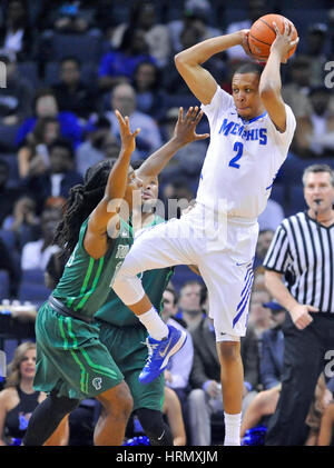 Memphis, TN, USA. 2e Mar, 2017. Memphis guard Jimario les rivières (2) a l'air de faire une passe au cours de la seconde moitié d'un jeu de basket-ball universitaire NCAA Tulane contre au FedEx Forum de Memphis, TN. Memphis a remporté 92-70. McAfee Austin/CSM/Alamy Live News Banque D'Images