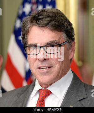 Washington, DC. 2e Mar, 2017. L'ancien gouverneur Rick Perry (républicain du Texas), droit, fait de commentaires après avoir été assermenté à être secrétaire de l'énergie par le Vice-président américain Mike pence le 2 mars 2017 à Washington, DC. Crédit : Olivier Douliery/Piscine via CNP - AUCUN FIL SERVICE - Photo : Olivier Douliery/consolidé/dpa/Alamy Live News Banque D'Images