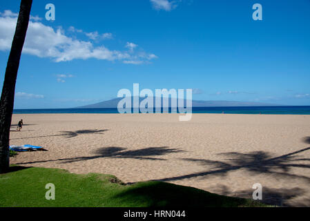 Tôt le matin le long de la plage de Kaanapali à l'ouest en direction de l'île hawaïenne de Lanai à Lahaina, Maui, Hawaii le Jeudi, Février 23, 2017. La plage de Kaanapali est l'accueil de plusieurs hôtels et d'actions de temps le long de la côte ouest de l'île hawaïenne de Maui. Credit : Ron Sachs/CNP - AUCUN FIL SERVICE - Photo : Ron Sachs/consolidé Nouvelles Photos/Ron Sachs - CNP Banque D'Images