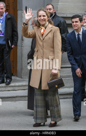 L'infante Elena de Borbon lors d'une visite au Christ de Medinacelli Banque D'Images