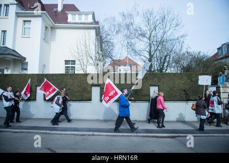 Stuttgart, Allemagne. 06Th Mar, 2017. Le personnel au sol des aéroports représentés par le syndicat du secteur des services Verdi en grève devant le ministère d'Etat de Stuttgart, Allemagne, 03 mars 2017. L'Union européenne a appelé à une grève d'avertissement avant de la quatrième série de négociations avec l'employeur paye SGS. Photo : Lino Mirgeler/dpa/Alamy Live News Banque D'Images