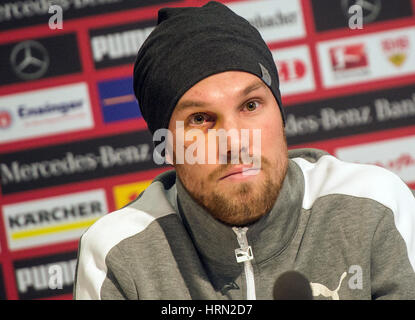 Stuttgart, Allemagne. 06Th Mar, 2017. Kevin Grosskreutz larmes une offre sa famille et fans des excuses pour ses indiscrétions lors d'une conférence de presse à Stuttgart, Allemagne, 03 mars 2017. Le joueur de football du VfB Stuttgart a pris fin et son contrat a été annulé. Photo : Soeren Stache/dpa/Alamy Live News Banque D'Images