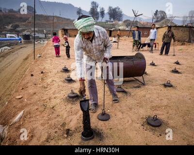 Bagmati, région centrale du développement, le Népal. 3e Mar, 2017. Un travailleur verse de la poussière de charbon dans un four à une usine de briques dans Bagmati, près de Bhaktapur. La plupart des fours brûlent du charbon importé de l'Inde. Il y a près de 50 usines de briques dans la vallée près de Bagmati. Les briquetiers sont très occupés à faire des briques pour la reconstruction de Katmandou, Bhaktapur et d'autres villes de la vallée de Katmandou qui ont été gravement endommagées par le séisme de 2015 au Népal. Les usines de briques ont été dans la zone Bagmati pendant des siècles en raison de l'argile locale est une matière première pour les briques. La plupart des travailleurs de la Banque D'Images