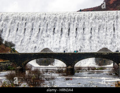 Powys, Pays de Galles, Royaume-Uni. 3e Mar, 2017. Mur d'eau sur le réservoir du barrage au Caban Coch, Elan Valley, Powys, Wales, UK Crédit : Supated/Alamy Live News Banque D'Images