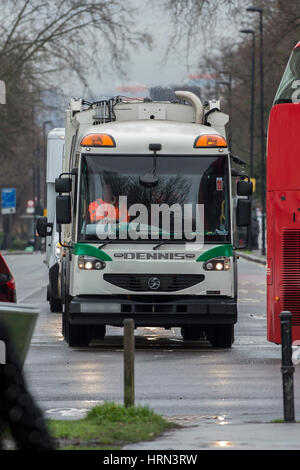 Clapham, Londres, Royaume-Uni. 3e Mar, 2017. Un conducteur d'un camion poubelle utilise son téléphone portable tout en passant par il allume sur une jonction sur Clapham Common Northside. Crédit : Guy Bell/Alamy Live News Banque D'Images