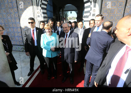 Bardo, Tunisie. 3e Mar, 2017. Le président du Parlement tunisien Mohamed Ennacer pendant qu'il reçoit Angela Merkel. En Tunisie, Bardo, Tunisie. 3 mars, 2017. La chancelière allemande, Angela Merkel, visitez la Tunisie au cours de laquelle elle aura des entretiens avec le président tunisien BEJI CAID ESSEBSI et premier ministre Youssef Chahed et prononcera un discours dans le Parlement tunisien. Credit : Mohamed Krit Midos/Alamy Live News Banque D'Images