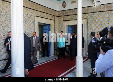 Bardo, Tunisie. 3e Mar, 2017. Le président du Parlement tunisien Mohamed Ennacer pendant qu'il reçoit Angela Merkel. En Tunisie, Bardo, Tunisie. 3 mars, 2017. La chancelière allemande, Angela Merkel, visitez la Tunisie au cours de laquelle elle aura des entretiens avec le président tunisien BEJI CAID ESSEBSI et premier ministre Youssef Chahed et prononcera un discours dans le Parlement tunisien. Credit : Mohamed Krit Midos/Alamy Live News Banque D'Images