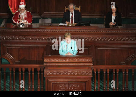 Bardo, Tunisie. 3e Mar, 2017. Le président du Parlement tunisien Mohamed Ennacer pendant qu'il reçoit Angela Merkel. En Tunisie, Bardo, Tunisie. 3 mars, 2017. La chancelière allemande, Angela Merkel, visitez la Tunisie au cours de laquelle elle aura des entretiens avec le président tunisien BEJI CAID ESSEBSI et premier ministre Youssef Chahed et prononcera un discours dans le Parlement tunisien. Credit : Mohamed Krit Midos/Alamy Live News Banque D'Images