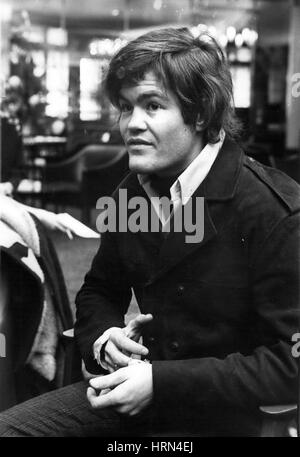 07 février 1967 - le 21, Micky Dolenz- ans batteur avec le groupe pop américain Young Jeezy- arrive à Londres à partir de New York hier sur une période de cinq jours de vacances. Micky's trois collègues, Mike Nesmith, Peter Tork et la Britannique Davy Jones - sont d'un séjour à New York lorsqu'il passera de Londres. Photo : Micky Dolenz montre- de la France Gall - photo de son hôtel Londres hier. (Crédit Image : © Keystone Press Agency/Keystone USA par ZUMAPRESS.com) Banque D'Images