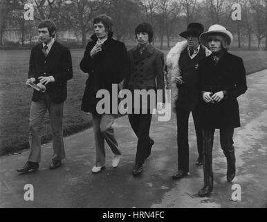 01 janvier 1967 - les Rolling Stones pour les Ed Sullivan SH : il y a eu un appel photo à Londres cet après-midi pour les Rolling Stones. Avant leur vol pour les États-Unis le vendredi 13 pour entreprendre l'émission d'Ed Sullivan d'un océan à l'autre à la télévision le dimanche 15. Les Stones retournent en Angleterre pour faire leur première apparition le dimanche suivant dans l'émission de télévision palladium. La photo montre les Rolling Stones Out marchant dans Green Park aujourd'hui. Il s'agit de Charlie Watts, Mick Jagger, Bill Wyman Keith Richard et Brian Jones. (Crédit image : © Keystone Press Agency/Keystone USA vi Banque D'Images