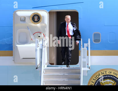 Orlando, USA. 06Th Mar, 2017. Le Président américain Donald Trump arrive sur l'Air Force One à l'Aéroport International d'Orlando à Orlando, Floride, le 3 mars 2017. Bien qu'à Orlando, Trump tiendra une séance d'écoute à une école catholique. Crédit : Paul Hennessy/Alamy Live News Banque D'Images