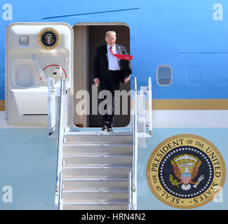 Orlando, USA. 06Th Mar, 2017. Le Président américain Donald Trump arrive sur l'Air Force One à l'Aéroport International d'Orlando à Orlando, Floride, le 3 mars 2017. Bien qu'à Orlando, Trump tiendra une séance d'écoute à une école catholique. Crédit : Paul Hennessy/Alamy Live News Banque D'Images