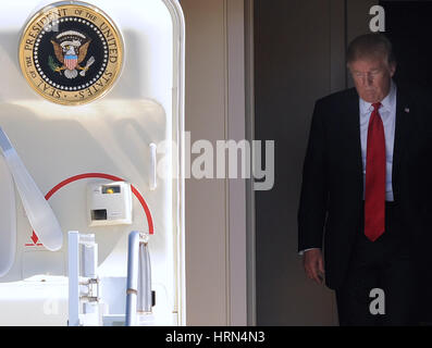 Orlando, USA. 06Th Mar, 2017. Le Président américain Donald Trump arrive sur l'Air Force One à l'Aéroport International d'Orlando à Orlando, Floride, le 3 mars 2017. Bien qu'à Orlando, Trump tiendra une séance d'écoute à une école catholique. Crédit : Paul Hennessy/Alamy Live News Banque D'Images