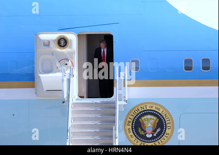 Orlando, USA. 06Th Mar, 2017. Le Président américain Donald Trump arrive sur l'Air Force One à l'Aéroport International d'Orlando à Orlando, Floride, le 3 mars 2017. Bien qu'à Orlando, Trump tiendra une séance d'écoute à une école catholique. Crédit : Paul Hennessy/Alamy Live News Banque D'Images