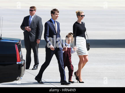 Orlando, USA. 06Th Mar, 2017. Ivanka Trump, son mari, Conseiller spécial du Président, Jared Kushner, et leur fille Arabella à pied sur le tarmac après son arrivée sur l'Air Force One à l'Aéroport International d'Orlando à Orlando, Floride, le 3 mars 2017. La première famille qui accompagnent le président américain Donald Trump pour une séance d'écoute à une école catholique d'Orlando. Crédit : Paul Hennessy/Alamy Live News Banque D'Images